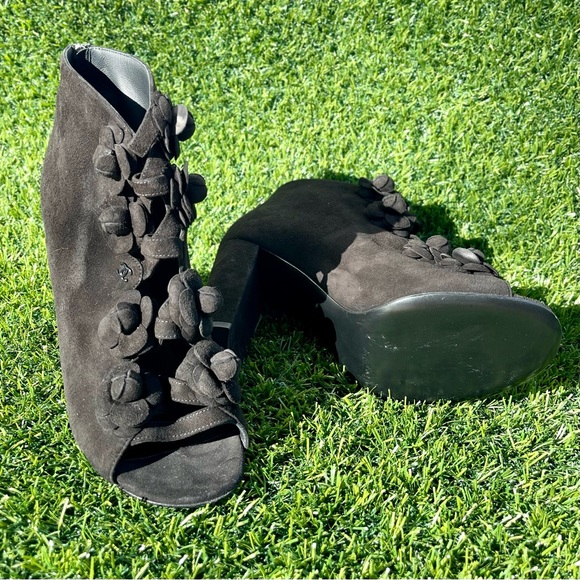 NWT! CHANEL Black Suede Camellia Flower CC Logo Short Boots - Picture 4 of 4